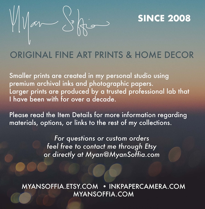 K&ouml;nnte beinhalten: Text&uuml;berlagerung auf einem verschwommenen Hintergrund aus bunten Lichtern. Der Text lautet "Seit 2008", "Original Fine Art Prints & Home Decor" und "MyanSoffia.Etsy.com &bull; InkPaperCamera.com MyanSoffia.com".