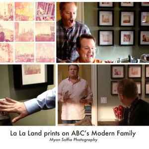 K&ouml;nnte beinhalten: Eine Collage von Bildern mit Szenen aus der beliebten Fernsehserie "Modern Family" mit dem Text "La La Land prints on ABC's Modern Family" und "Myan Sofia Photography" unten.