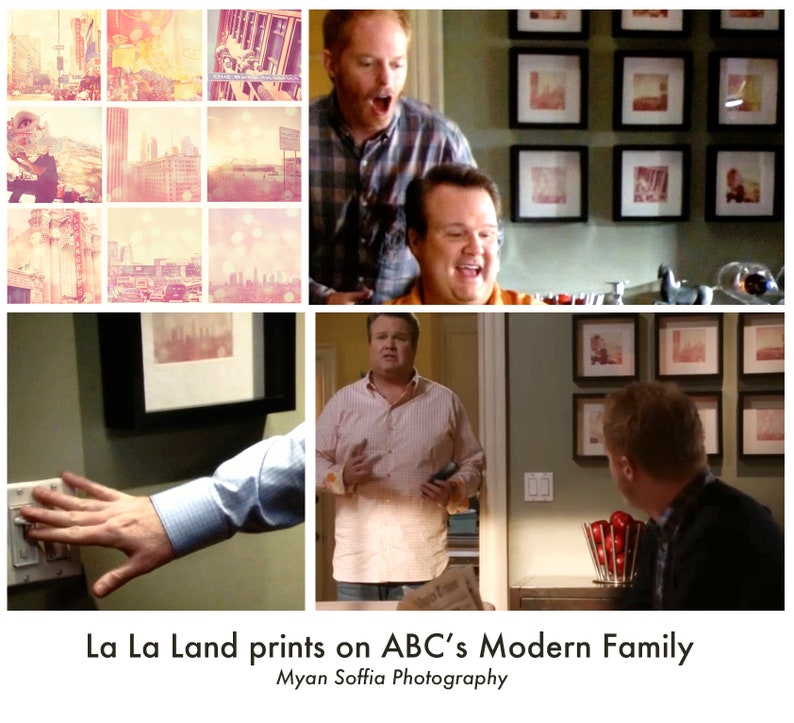 K&ouml;nnte beinhalten: Eine Collage von Bildern mit Szenen aus der beliebten Fernsehserie "Modern Family" mit dem Text "La La Land prints on ABC's Modern Family" und "Myan Sofia Photography" unten.