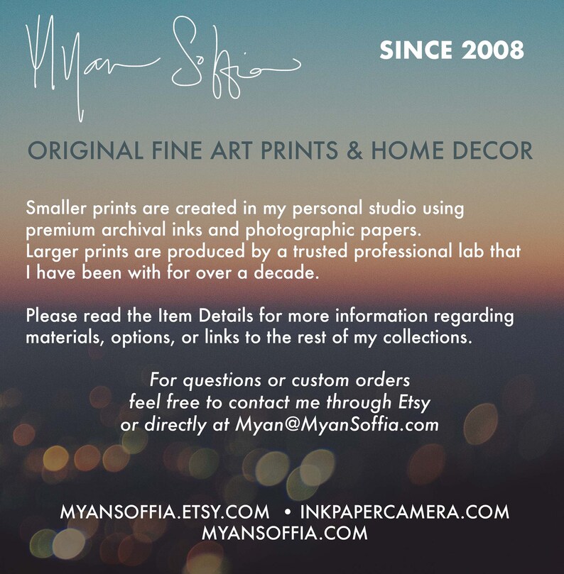 K&ouml;nnte beinhalten: Text&uuml;berlagerung auf einem verschwommenen Hintergrund aus bunten Lichtern. Der Text lautet "Seit 2008", "Original Fine Art Prints & Home Decor" und "MyanSoffia.Etsy.com &bull; InkPaperCamera.com MyanSoffia.com".