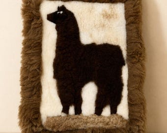 Décoration murale artisanale en alpaga - Textile doux des Andes avec motif lama - Tenture murale en fibre d'alpaga péruvienne - Art textile bohème et chaleureux avec motif lama