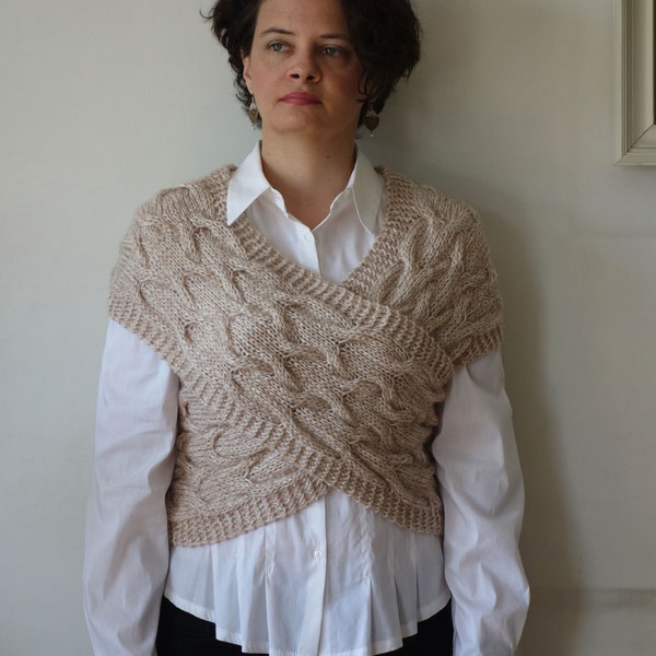 Gilet croisé en tricot à la main avec tresses, boléro en pull torsadé beige champagne, haussement d'épaules croisé tressé sur le devant, vêtements en tricot avant-gardistes