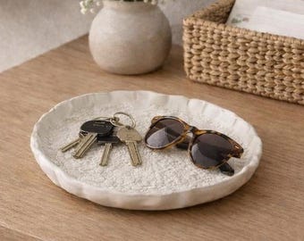 Bandeja minimalista de cerámica para guardar objetos pequeños / Bandeja texturizada hecha a mano para llaves y entrada / Decoración neutra y orgánica para el hogar / Plato Wabi Sabi