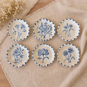 Juego de 6 platos de cerámica hechos a mano para joyas – Platos decorativos azules con diseño floral (9,4 cm) – Cerámica pintada a mano, soporte para anillos, posavasos, regalo único