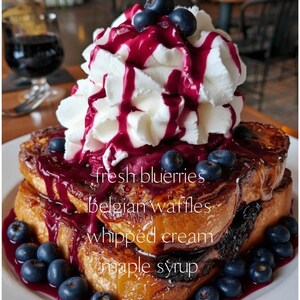 Op de afbeelding: Een bord met wentelteefjes met blauwe bessen, slagroom en ahornsiroop. De toast is gegarneerd met verse blauwe bessen en een levendige blauwe bessensaus. Tekst op de afbeelding luidt "Blueberry French Toast", "fresh blueberries", "Belgian waffles", "whipped cream", "maple syrup", en "Hoosier Wax Worx".