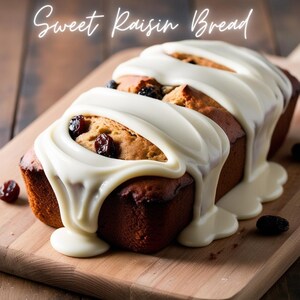 Può includere: Una pagnotta di pane dolce all'uvetta con glassa bianca, su un tagliere di legno. Il pane è marrone dorato con uvetta e il testo "Sweet Raisin Bread" in corsivo.