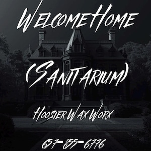 Peut inclure: Image en niveaux de gris d'un manoir gothique avec le texte "WELCOME HOME (SANITARIUM)" dans une police stylisée. En dessous, il est écrit "Hoosier Wax Worx" et un numéro de téléphone. Le thème général suggère une esthétique effrayante ou hantée.