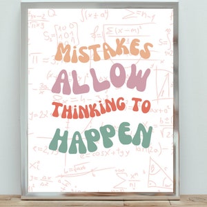 Op de afbeelding: Een ingelijst print met een witte achtergrond en roze, oranje en groene tekst die "Mistakes allow thinking to happen" luidt. De achtergrond is gevuld met handgeschreven wiskundige vergelijkingen.
