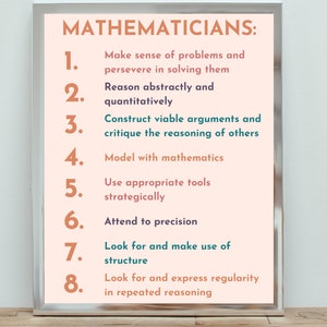 Puede incluir: Un póster rosa y blanco con el título "Matemáticos" y una lista de ocho características de los matemáticos. Las características están numeradas del 1 al 8 y están escritas en texto negro.