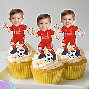 Puede incluir: Tres cupcakes con glaseado blanco y chispas de colores, cada uno coronado con una imagen de dibujos animados de un niño con uniforme de fútbol rojo. Los cupcakes están en un plato blanco. El texto en la imagen dice "PRINTED & SHIPPED".