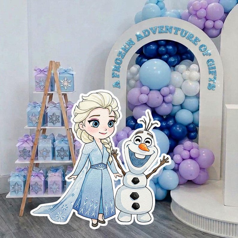 K&ouml;nnte beinhalten: Eine Partydekoration zum Thema Frozen mit Elsa- und Olaf-Ausschnitten. Der Hintergrund umfasst einen Ballonbogen in Blau- und Lilat&ouml;nen und ein Holzregal mit Geschenkboxen. Der Text lautet "A Frozen Adventure of Gifts."