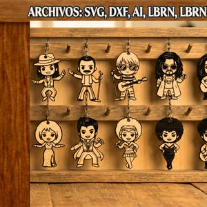 Może przedstawiać: Drewniana gablota mieści jedenaście breloków z postaciami w stylu kreskówkowym. Breloki są wycinane laserowo z drewna i przedstawiają różne postacie, w tym muzyków. Tekst "ARCHIVOS: SVG, DXX, AI, LBRN, LBRN2, PDF" znajduje się w lewym górnym rogu.
