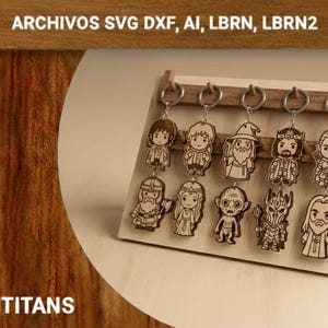 Può includere: Portachiavi in legno raffiguranti vari personaggi fantasy, esposti su un supporto in legno. I portachiavi sono tagliati al laser con disegni dettagliati. L'immagine include anche il testo "ARCHIVOS SVG DXF, AI, LBRN, LBRN2" e "URBANTITANS".