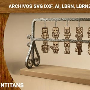 Puede incluir: Un expositor decorativo de metal con diez recortes de personajes de madera. Los personajes son de varios diseños, incluyendo un esqueleto, un rey y un aldeano. El texto "ARCHIVOS SVG DXF, AI, LBRN, LBRN2, PDF" está en la parte superior.