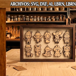 Peut inclure: Un présentoir encadré en bois avec douze ornements de personnages en bois découpés au laser. Les personnages comprennent une fée, une princesse, un cow-boy et un ours. L'affichage est sur une table en bois. Le texte "ARCHIVOS: SVG, DXF, AI, LBRN, LBRN2, PDF" est en haut.