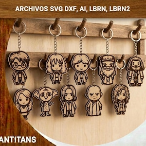 Può includere: Portachiavi in legno raffiguranti vari personaggi di una popolare serie fantasy. I portachiavi sono attaccati a un supporto in legno con ganci in metallo. I portachiavi sono marrone chiaro con dettagli incisi. Il testo "ARCHIVOS SVG DXF, AI, LBRN, LBRN2" è in alto.