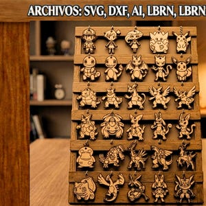 Puede incluir: Un expositor de madera con figuras de madera cortadas con láser de varios personajes de dibujos animados. Las figuras están dispuestas en un soporte de varios niveles. El texto "ARCHIVOS: SVG, DXF, AI, LBRN, LBRN2, PDF" está en la parte superior. El logotipo "URBAN TITANS" está en la parte inferior.