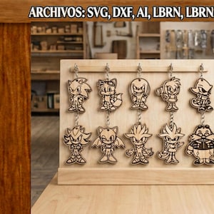 Puede incluir: Un expositor de madera con once llaveros cortados con láser de personajes de Sonic the Hedgehog. Los llaveros están suspendidos de una barra de madera. La pantalla está sobre una superficie de madera. El texto "ARCHIVOS: SVG, DXF, AI, LBRN, LBRN2, PDF" está en la parte superior.