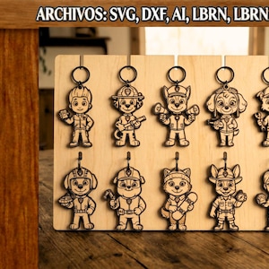 Puede incluir: Un tablero de madera con diez llaveros con personajes de dibujos animados. Cada llavero es un personaje diferente de una popular serie animada. Los llaveros están hechos de madera clara y están sujetos al tablero con anillos metálicos.