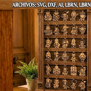 Puede incluir: Un expositor de madera lleno de numerosos llaveros de personajes dorados. Los llaveros están dispuestos en filas y columnas, cada uno con un diseño de dibujos animados único. El expositor es de madera oscura y tiene un marco decorativo. El texto "ARCHIVOS: SVG, DXF, AI, LBRN, LBRN2, PDF" está en la parte superior.