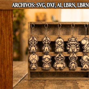 Puede incluir: Llaveros de madera con varios personajes de la serie de videojuegos Super Mario. Los llaveros se exhiben en un soporte de madera. La imagen también incluye el texto "ARCHIVOS: SVG, DXF, AI, LBRN, LBRN2, PDF" y el logotipo "URBAN TITANS".