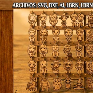 May include: A display of laser-cut wooden keyrings depicting cartoon characters and crests. The keyrings are hanging on a wooden rack. The image includes the text "ARCHIVOS: SVG, DXF, AI, LBRN, LBRN2, PDF" and the "URBAN TITANS" logo.