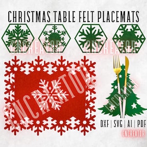 Może przedstawiać: Czerwona filcowa serwetka świąteczna na stół z obramowaniem w kształcie płatka śniegu. Serwetka jest otoczona czterema zielonymi wzorami płatków śniegu. Obraz zawiera również zieloną choinkę z złotą gwiazdą na szczycie i dwa złote widelce.