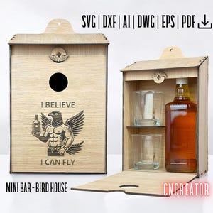 Può includere: Un mini bar in legno con un design a forma di casetta per uccelli. Il pannello anteriore presenta un uccello con il testo "Credo di poter volare". Il pannello posteriore ha uno scaffale per una bottiglia e due bicchieri. Il testo "Mini Bar - Bird House" è stampato nella parte inferiore del pannello anteriore.