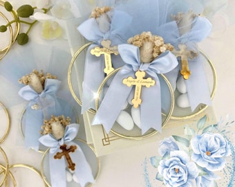 Recuerdos de bautizo en tonos azul bebé: bolsitas de tul con forma de anillo de almendras, recuerdo de bautizo, regalo religioso