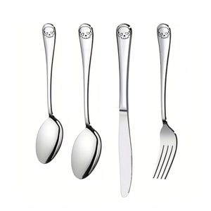 Może przedstawiać: Zestaw trzech srebrnych sztućców z motywami czaszek na uchwytach. Zestaw zawiera łyżkę, widelec i nóż.