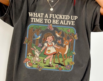 Camiseta "Qué momento tan jodido para estar vivo", cómoda, con gráficos de humor negro, divertida y sarcástica de estilo vintage, con humor retro cottagecore.