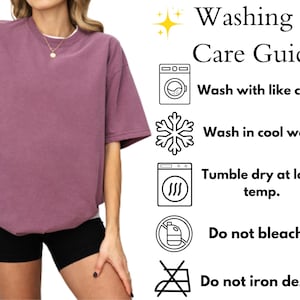 Pode incluir: Uma camiseta de manga curta cor malva com uma camiseta branca, combinada com shorts pretos. A imagem inclui um "Guia de Lavagem e Cuidados" com instru&ccedil;&otilde;es: lavar com cores semelhantes, em &aacute;gua fria, secar na m&aacute;quina em baixa temperatura, n&atilde;o alvejar e n&atilde;o passar o desenho.