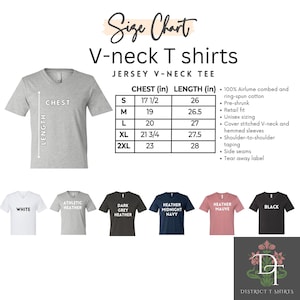 Puede incluir: Una tabla de tallas para camisetas con cuello en V, con medidas de pecho y largo en pulgadas. La tabla incluye tallas de la S a la 2XL. A continuaci&oacute;n, ejemplos de los colores de la camisa: blanco, athletic heather, dark grey heather, heather midnight navy, heather mauve y negro.