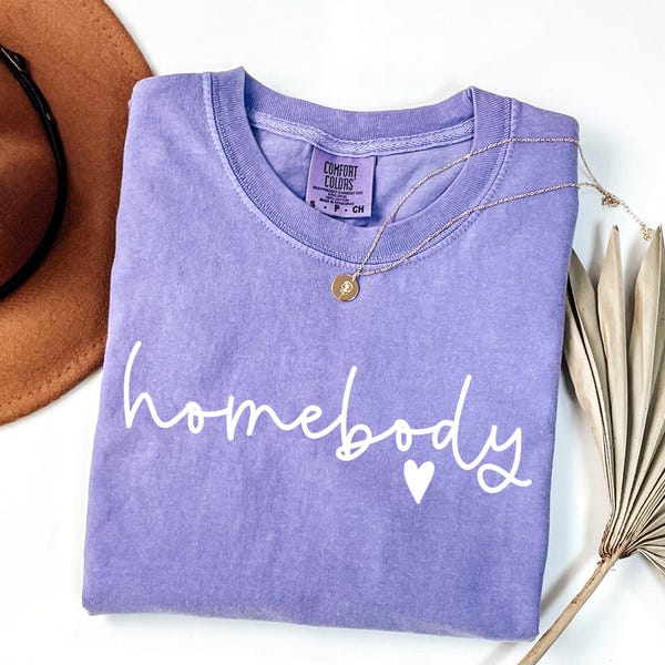 Comfort Colors®, camiseta Homebody, camiseta de mujer de moda, camiseta acogedora, camiseta de mujer de moda, camiseta de gran tamaño, camiseta Homebody, regalo para ella.
