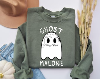 Puede incluir: Una sudadera verde con un gráfico de fantasma blanco y el texto "Ghost Malone" con las palabras "Stay F*ncy Always Tired" dentro del fantasma.