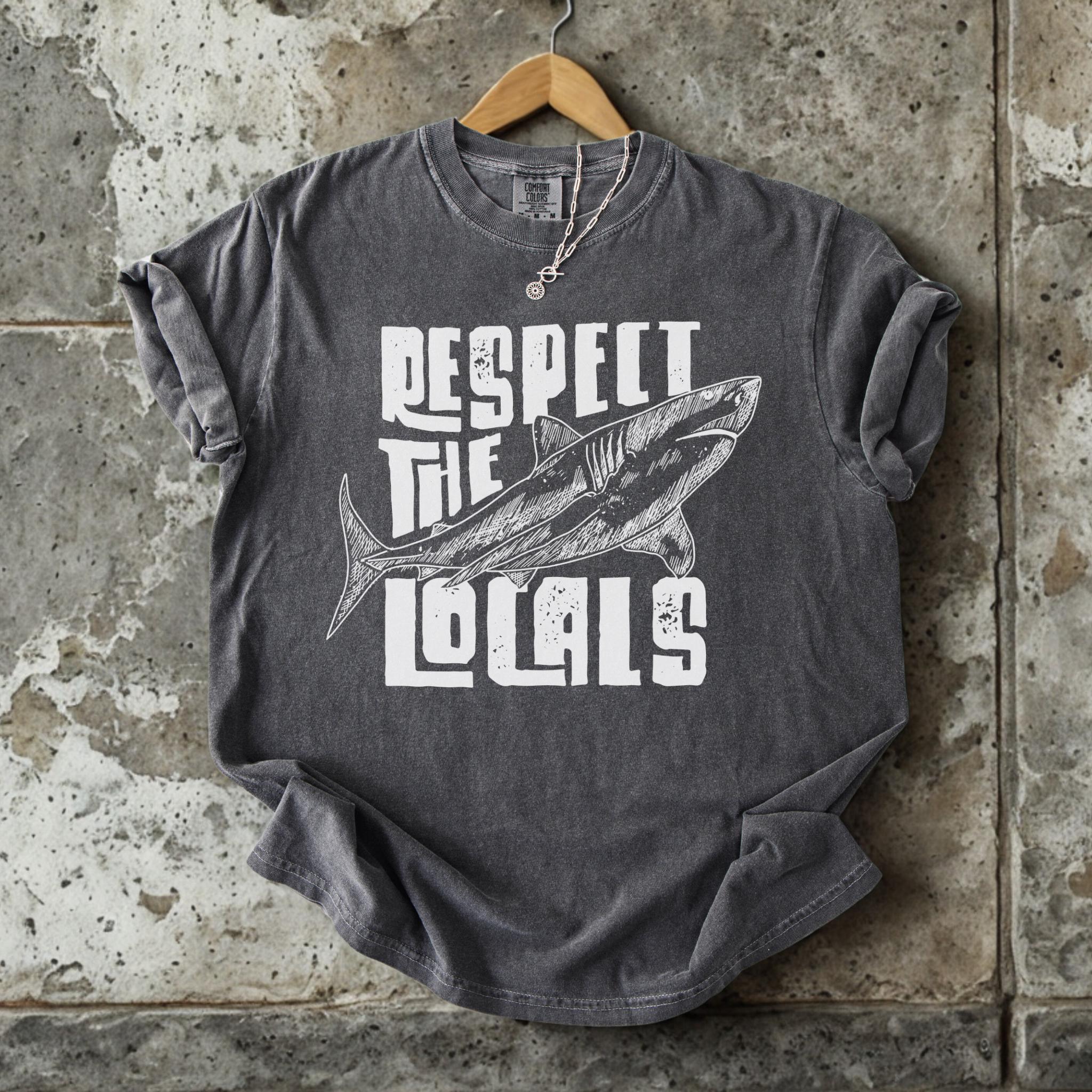 Comfort Colors® Respect The Locals、オーシャンシャツ、レトロシャークシャツ、オーシャンアニマルシャツ、オーシャンラバーギフト、美的シャツ、オーシャンラバーギフト