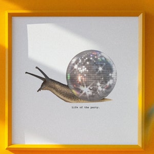 Lumaca della festa con conchiglia da discoteca, divertente poster da parete minimalista, download digitale, poster per amanti delle lumache, decorazione con dopamina, insetto lumaca JPG