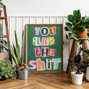 Póster "Eres una mierda", collage de letras de revista y periódico, verde multicolor, afirmaciones con groserías, palabrotas, decoración con dopamina, dormitorio universitario, año 2000