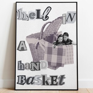 Peut inclure: Impression d'art encadrée en noir avec les mots "held in a hand basket" dans un style collage. L'image présente un panier de pique-nique avec deux femmes à l'intérieur. Le panier est de couleur violet clair.