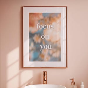 Focus on You poster digitale download wazig cameralens effect bloem motiverend zelfzorg doelgericht decor fotograaf esthetisch roze