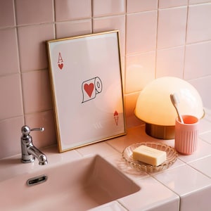 Hartenkoningin speelkaart wc-papierrol digitale download poster leuke trendy y2k badkamer decor girly rood roze boven toilet kunst aan de muur