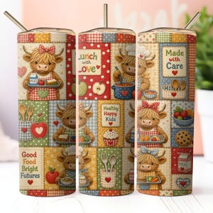 Peut inclure: Un gobelet cylindrique en acier inoxydable avec une paille, présentant un motif patchwork de vaches Highland, d'aliments et de textes incluant "Lunch with love", "Healthy Happy Kids", "Made with Care" et "Good Food Bright Futures" en couleurs.