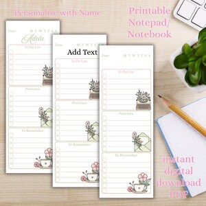 以下が含まれることがあります： To Do List、Priorities、To Rememberのセクションがある3枚の縦型印刷用メモ帳シート。各セクションにはチェックボックスと、タイプライター、封筒、ティーカップの花のイラストが描かれています。テキストにはDate、M T W T F S S、To Do List、Priorities、To Rememberが含まれています。