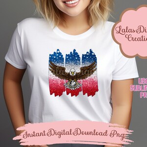 Può includere: Una maglietta bianca con una stampa a sublimazione di un'aquila calva americana che vola davanti a una bandiera americana glitterata rosso, bianco e blu. Il testo "Lalas Digital Creation" e "Utilizzare come stampa a sublimazione" è visibile nell'immagine.