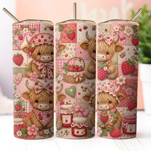 Op de afbeelding: Een cilindervormige roestvrijstalen beker met een herhalend patroon van pluizige hooglandrunderen, aardbeien, roze ruitjes en potjes aardbeienjam. Het ontwerp bevat kleine witte bloemetjes en groene blaadjes op een zachtroze achtergrond.