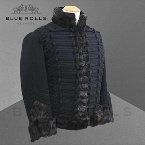Puede incluir: Una chaqueta negra con cuello de piel y detalles intrincados. La chaqueta tiene un cuello alto y cierre de botones. La chaqueta está hecha de una tela gruesa y texturizada.