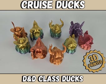 Puede incluir: Una colección de figuras de patos impresas en 3D, cada una diseñada como una clase de D&D, con acabados metálicos dorados, bronce y morado. Los textos "CRUISE DUCKS" y "D&D CLASS DUCKS" se muestran arriba y abajo de las figuras. También es visible un sello "3D PRINTED".