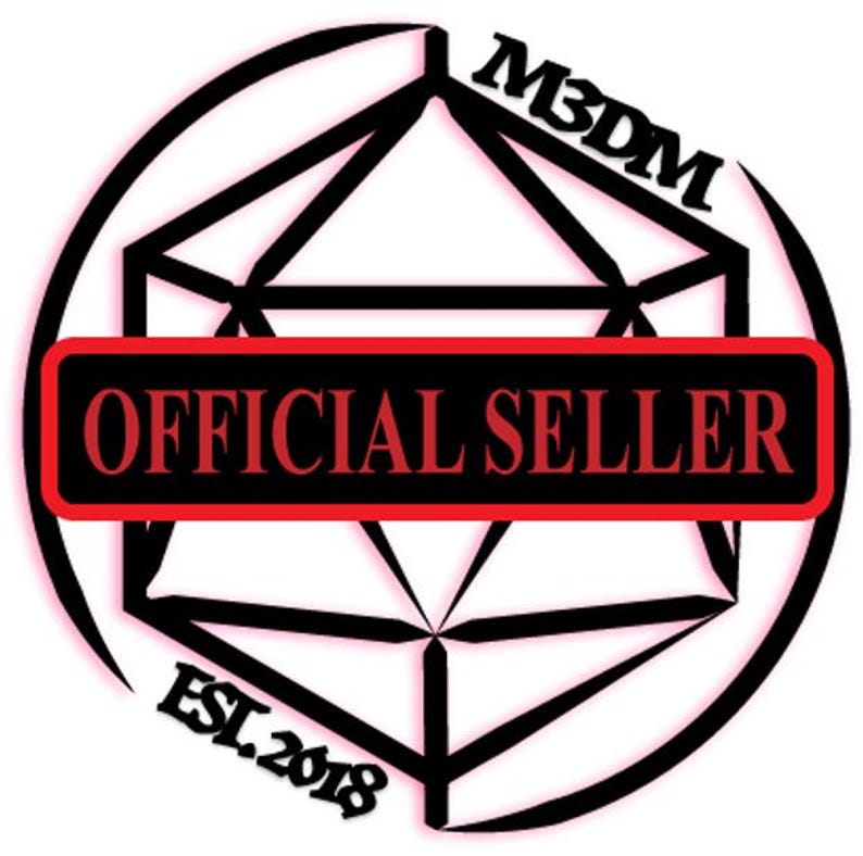 K&ouml;nnte beinhalten: Schwarzwei&szlig;es Logo mit einem geometrischen Design, das einem W&uuml;rfel &auml;hnelt. Das Logo hat den Text "M3DM" oben und "EST. 2018" unten. Ein rotes Banner mit dem Text "OFFICIAL SELLER" befindet sich in der Mitte.