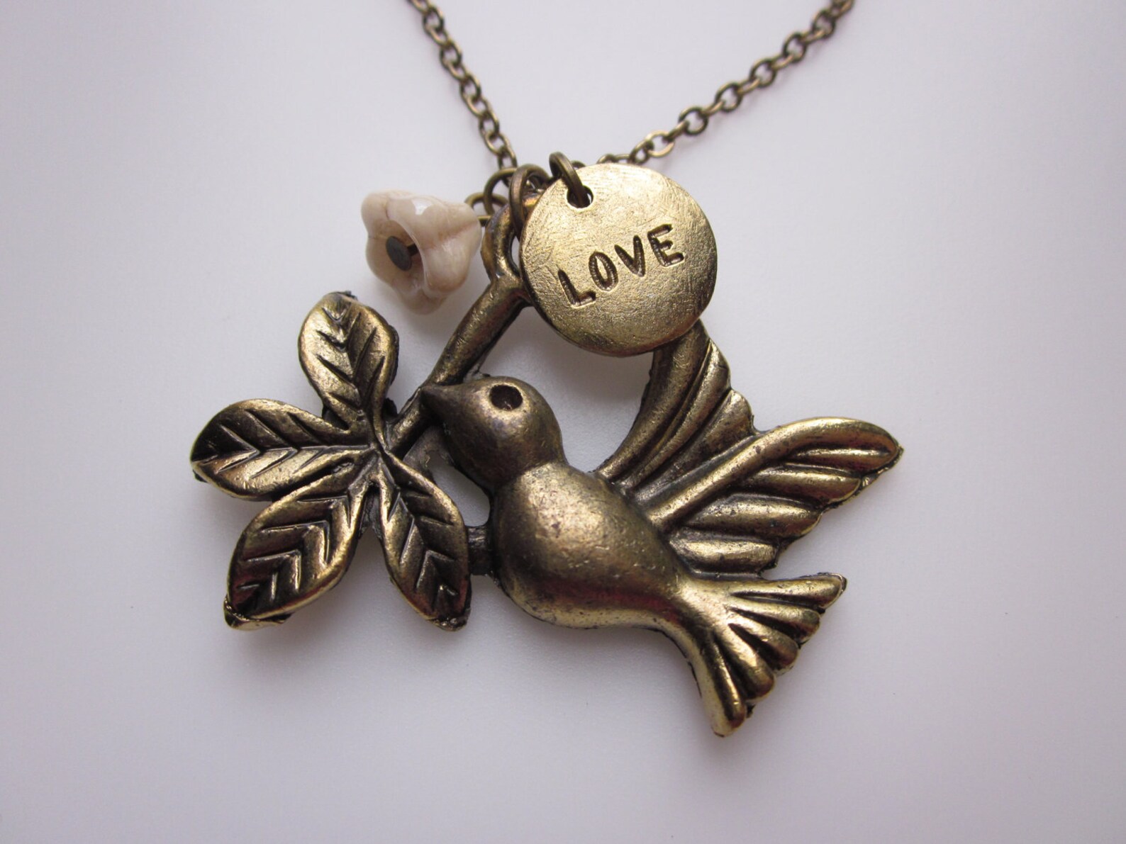 Collar de paloma amor y paz pájaro con hojas y encantos de Etsy España
