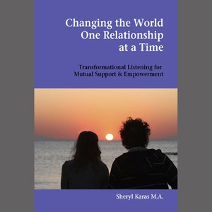 Könnte beinhalten: Buchcover mit einer Silhouette von zwei Personen am Strand bei Sonnenuntergang. Der Titel lautet "Die Welt verändern, eine Beziehung nach der anderen" und der Untertitel lautet "Transformatives Zuhören für gegenseitige Unterstützung und Ermächtigung". Die Autorin ist Sheryl Karas M.A.